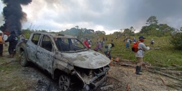 Mobil patroli milik PT Toba Pulp Lestari (TPL) dibakar saat bentrokan antara pekerja PT TPL dengan masyarakat adat Sihaporas. (Foto: Humas PT TPL)
