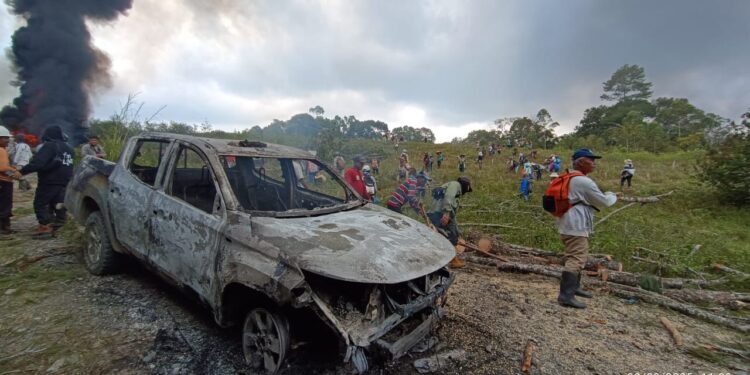 Mobil patroli milik PT Toba Pulp Lestari (TPL) dibakar saat bentrokan antara pekerja PT TPL dengan masyarakat adat Sihaporas. (Foto: Humas PT TPL)