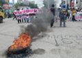 Massa Aliansi Mahasiswa Medan membentang spanduk protes dan membakar ban saat unjuk rasa lanjutan tuntut DPR dibubarkan, berlangsung di Simpang Pelangi Sisingamangaraja, Kota Medan, Jumat (01/09/2025). (Foto : narata.co/Ghiyatuddin)