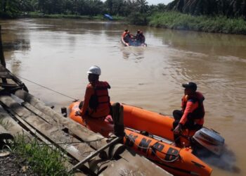 Tim SAR saat melakukan pencarian seorang pria yang hanyut terseret arus akibat perahu terbalik di Sungai Batang Natal, Kabupaten Mandailing Natal, Selasa (19/09/2025).