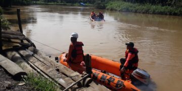 Tim SAR saat melakukan pencarian seorang pria yang hanyut terseret arus akibat perahu terbalik di Sungai Batang Natal, Kabupaten Mandailing Natal, Selasa (19/09/2025).