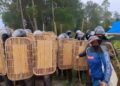 Ratusan orang diduga pekerja TPL berpakaian lengkap dengan senjata saat menyerang Masyarakat Adat Lamtoras, Senin (22/09/2025). (Foto : Dok Lamtoras)