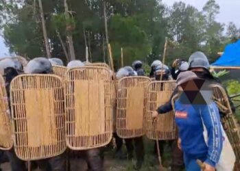 KontraS Sumut Kecam Penyerangan PT TPL ke Masyarakat Adat Sihaporas, Sebut Negara Abaikan Hak Rakyat Ratusan orang diduga pekerja TPL berpakaian lengkap dengan senjata saat menyerang Masyarakat Adat Lamtoras, Senin (22/09/2025). (Foto : Dok Lamtoras)