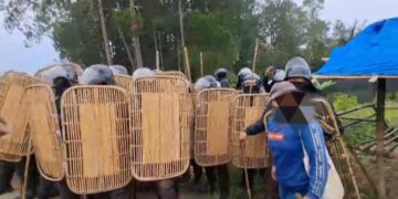 Ratusan orang diduga pekerja TPL berpakaian lengkap dengan senjata saat menyerang Masyarakat Adat Lamtoras, Senin (22/09/2025). (Foto : Dok Lamtoras)