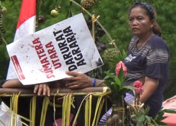 Petani membawa hasil tanaman dan poster saat unjuk rasa tuntut penyelesaian konflik agraria di Kantor Gubernur Sumatera Utara Jalan Diponegoro, Kota Medan, Rabu (24/09/2025). (Foto : narata.co/ Ghiyatuddin)