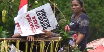 Petani membawa hasil tanaman dan poster saat unjuk rasa tuntut penyelesaian konflik agraria di Kantor Gubernur Sumatera Utara Jalan Diponegoro, Kota Medan, Rabu (24/09/2025). (Foto : narata.co/ Ghiyatuddin)