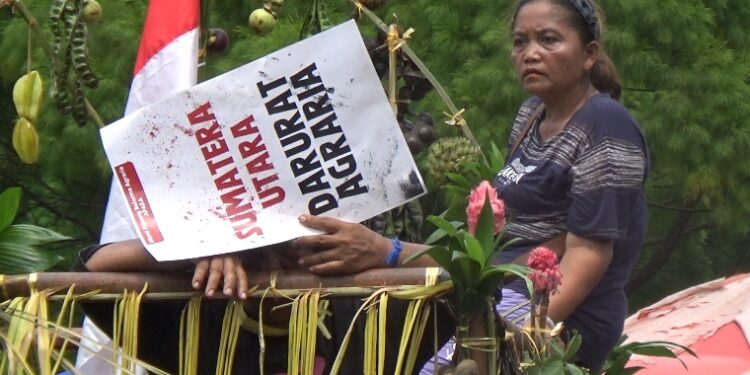 Menagih Janji Bobby Nasution Selesaikan Konflik Agraria di Sumut Petani membawa hasil tanaman dan poster saat unjuk rasa tuntut penyelesaian konflik agraria di Kantor Gubernur Sumatera Utara Jalan Diponegoro, Kota Medan, Rabu (24/09/2025). (Foto : narata.co/ Ghiyatuddin)