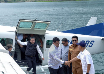 Gubernur Sumut, Bobby Nasution, mencoba penerbangan perdana pesawat Amfibi atau Seaplane dari Bandara Silangit, kemudian mendarat di Pelabuhan Mariana Resort, Kecamatan Simanindo, Samosir, Senin (22/9/2025). (Foto: Narata/Istimewa)