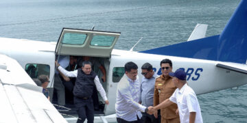 Gubernur Sumut, Bobby Nasution, mencoba penerbangan perdana pesawat Amfibi atau Seaplane dari Bandara Silangit, kemudian mendarat di Pelabuhan Mariana Resort, Kecamatan Simanindo, Samosir, Senin (22/9/2025). (Foto: Narata/Istimewa)