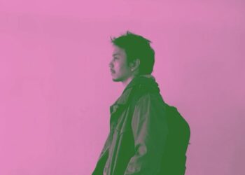 Penulis sekaligus penyanyi, Fiersa Besari, yang mengunggah foto dengan warna brave pink dan hero green di akun Instagram-nya. (Foto: Dokumen Fiersa Besari)