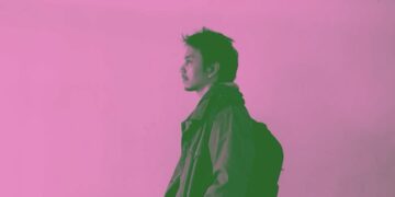 Penulis sekaligus penyanyi, Fiersa Besari, yang mengunggah foto dengan warna brave pink dan hero green di akun Instagram-nya. (Foto: Dokumen Fiersa Besari)