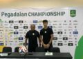 Pelatih PSMS Medan Kas Hartadi dan kapten PSMS Medan Zikri Ferdiansyah saat konferensi pers menjelang pertandingan melawan Persekat Tegal di Championship 2025/2026. (Foto: narata/aan)