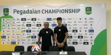 Pelatih PSMS Medan Kas Hartadi dan kapten PSMS Medan Zikri Ferdiansyah saat konferensi pers menjelang pertandingan melawan Persekat Tegal di Championship 2025/2026. (Foto: narata/aan)