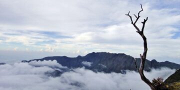 Lanskap pemandangan dari Gunung Bawakaraeng di Kabupaten Gowa, Sulawesi Selatan. (Foto: Dok.Velysia Zhang)