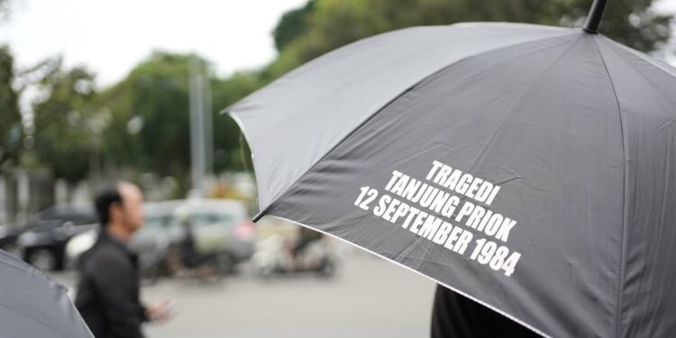 41 Tahun Tragedi Tanjung Priok, Korban Masih Menanti Keadilan Aksi Kamisan di depan Istana Negara memperingati 41 tahun tragedi Tanjung Priok. (Foto: KontraS)