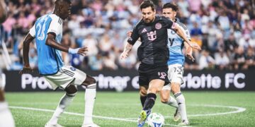 Pemain Inter Miami CF, Lionel Messi, mendapat penjagaan ketat dari pemain Charlotte FC. (Foto: Media Official Inter Miami)