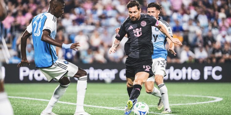 Pemain Inter Miami CF, Lionel Messi, mendapat penjagaan ketat dari pemain Charlotte FC. (Foto: Media Official Inter Miami)