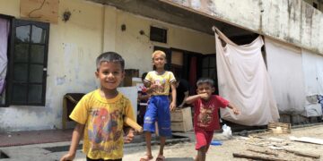 Anak-anak pengungsi etnis Muslim-Rohingya yang tinggal di kamp pengungsian di Medan. (Foto: narata/aan)