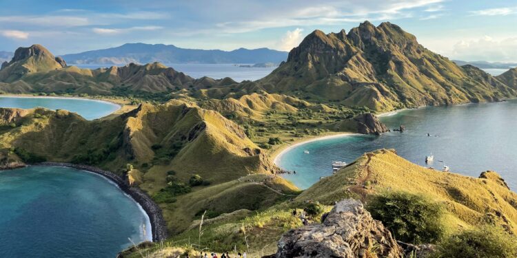 Kemenhut Pastikan Pembangunan Wisata di Pulau Padar Sesuai Aturan Konservasi Pulau Padar di Taman Nasional Komodo, Provinsi Nusa Tenggara Timur. (Foto: Santa Barbara via Unsplash)