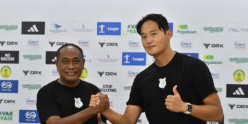Pelatih PSMS Kas Hartadi dan bek PSMS asal Korea Selatan Kim Jeung Ho. (Foto: Media Officer PSMS)