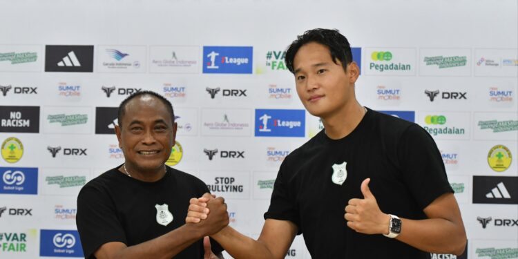 Pelatih PSMS Kas Hartadi dan bek PSMS asal Korea Selatan Kim Jeung Ho. (Foto: Media Officer PSMS)
