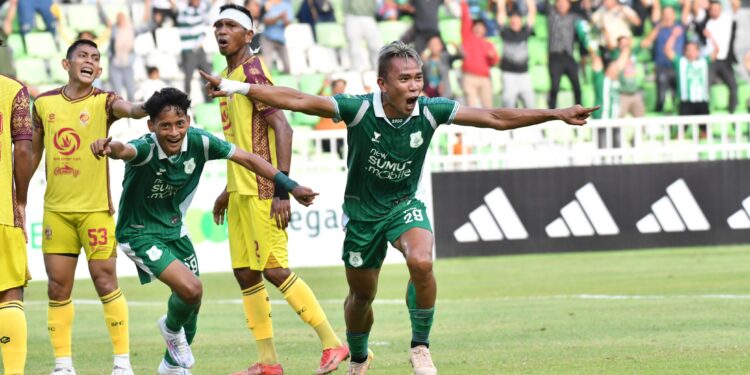 PSMS Medan Libas Sriwijaya FC dengan Skor 3-1 Striker PSMS Medan, Rudiyana, melakukan selebrasi usai mencetak gol ke gawang Sriwijaya FC di Stadion Utama Sumatra Utara, Sabtu (4/10/2025). (Foto: Media Official PSMS)