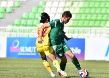 Penyerang PSMS Medan, Felipe Cadenazzi, berusaha melepaskan diri dari penjagaan pemain Sriwijaya FC. (Foto: Media Official PSMS)