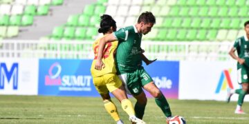 Penyerang PSMS Medan, Felipe Cadenazzi, berusaha melepaskan diri dari penjagaan pemain Sriwijaya FC. (Foto: Media Official PSMS)