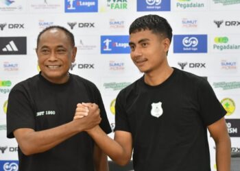 Pelatih PSMS Kas Hartadi dan gelandang PSMS Ichlausul Qadri. (Foto: Media Officer PSMS Medan)