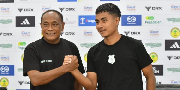 PSMS Medan 'Pede' Jaga Tren Positif saat Lawan Persikad Depok Pelatih PSMS Kas Hartadi dan gelandang PSMS Ichlausul Qadri. (Foto: Media Officer PSMS Medan)