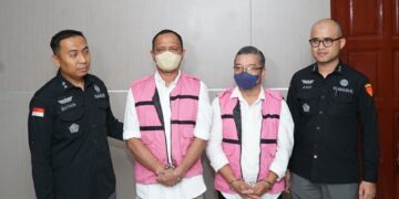 Dua tersangka dugaan tindak pidana korupsi pengelolaan dan pengalihan aset PTPN I Regional. (Foto: Penkum Kejati Sumut)