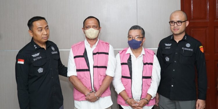Dua tersangka dugaan tindak pidana korupsi pengelolaan dan pengalihan aset PTPN I Regional. (Foto: Penkum Kejati Sumut)