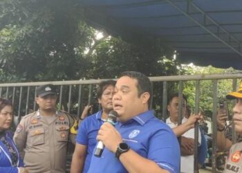 Sekretaris DPD GAMKI Sumut, Erwin Situmorang saat berdebat dengan pengurus aktif DPC GAMKI Deliserdang. (Foto: Narata.co)