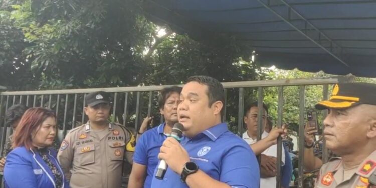 Konfercab DPC GAMKI Deliserdang Ricuh, Joni Naibaho Dinilai Langgar AD/ART Sekretaris DPD GAMKI Sumut, Erwin Situmorang saat berdebat dengan pengurus aktif DPC GAMKI Deliserdang. (Foto: Narata.co)