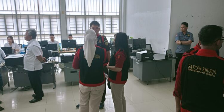 Kantor PT Pelindo I dan KSOP Belawan Digeledah Terkait Dugaan Korupsi Penerimaan Uang Negara Penyidik Kejatisu melakukan penggeledahan di ruang inventarisir kantor Kesyahbandaraan dan Otoritas Pelabuhan (KSOP) Utama di Belawan, Rabu (29/10/2025).