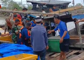 Tim SAR gabungan mengevakuasi jenazah Samsul Komarudun di perairan Kuala Tanjung, Batubara, Jumat (24/10/2025). (Foto : Dok. BPBD Batubara)