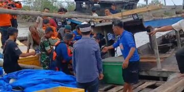Tim SAR gabungan mengevakuasi jenazah Samsul Komarudun di perairan Kuala Tanjung, Batubara, Jumat (24/10/2025). (Foto : Dok. BPBD Batubara)