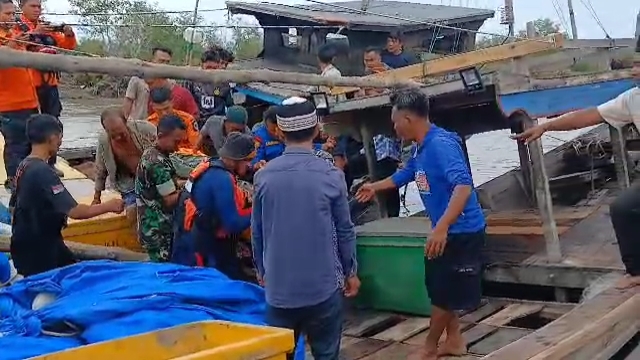 Cuaca Buruk, Nelayan Asal Medang Deras Meninggal Dunia Setelah Dihantam Gelombang Laut Tim SAR gabungan mengevakuasi jenazah Samsul Komarudun di perairan Kuala Tanjung, Batubara, Jumat (24/10/2025). (Foto : Dok. BPBD Batubara)