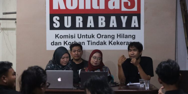 KAJ Jawa Timur saat konferensi pers advokasi perkara kekerasan terhadap jurnalis Beritajatim.com. (Foto: Dok KAJ Jawa Timur)