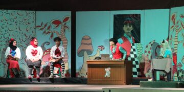 Para aktor Teater O sedang beradu lakon di panggung saat mementaskan teater bertajuk "Loker" di Gelanggang Mahasiswa USU, Kamis (30/10/2025). Foto: Narata/Dian Gunawan