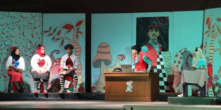 Para aktor Teater O sedang beradu lakon di panggung saat mementaskan teater bertajuk "Loker" di Gelanggang Mahasiswa USU, Kamis (30/10/2025). Foto: Narata/Dian Gunawan