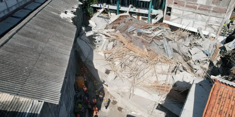 Tragedi Ponpes Al Khoziny Sidoarjo: Tim SAR Evakuasi Korban Meninggal Pakai Alat Berat Lokasi insiden robohnya salah satu gedung pondok pesantren (ponpes) Al Khoziny, Buduran, Kabupaten Sidoarjo, Jawa Timur, Rabu 1 Oktober 2025. (Foto: BNPB)