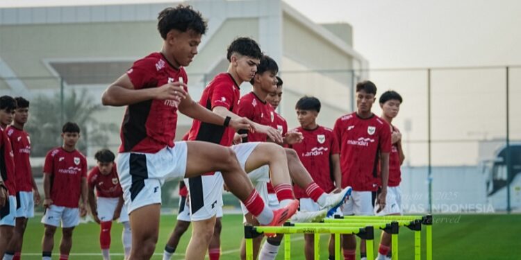 Skuad Timnas Indonesia U-17 melakukan latihan di Doha menjelang Piala Dunia U-17 Qatar 2025. (Foto: Timnas Indonesia)