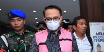 Mantan Direktur PTPN II periode 2020–2023, berinisial IP, dalam perkara dugaan tindak pidana korupsi pada proses penjualan aset PTPN I Region 1 oleh PT Nusa Dua Propertindo (NDP) melalui kerja sama operasional dengan PT Ciputra Land. (Foto: Penkum Kejati Sumut)