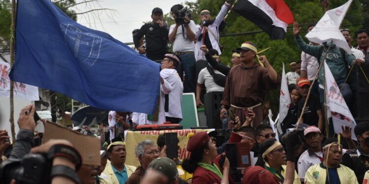 Unjuk rasa penolakan PT Toba Pulp Lestari di depan kantor Gubernur Sumut. Senin 10 November 2025.(Foto: redaksi/narata)