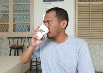 Penikmat kopi di Kota Medan. (Foto: redaksi/narata)