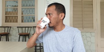 Penikmat kopi di Kota Medan. (Foto: redaksi/narata)