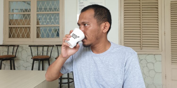 Ahli Gizi: Konsumsi Kafein Aman Maksimal 400 Miligram per Hari Penikmat kopi di Kota Medan. (Foto: redaksi/narata)