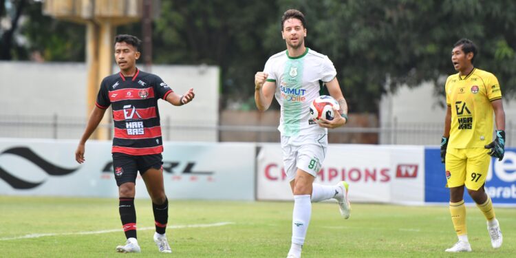 Penyerang PSMS Medan, Felipe Cadenazzi, usai membobol gawang Persekat Tegal di Stadion Trisanja, Jawa Tengah, Kamis 11 November 2025. (Foto: Media Official PSMS)