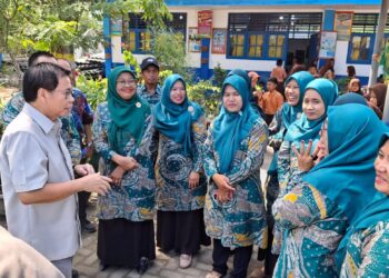 Sofyan Tan saat berbincang dengan para guru sekolah